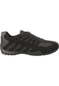 Czarne zamszowe buty sportowe z siateczkowymi akcentami, okrągłym noskiem, gumową podeszwą oraz sznurowanym zapięciem. Charakteryzują się eleganckim, nowoczesnym designem.