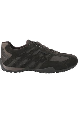 Czarne zamszowe buty sportowe z siateczkowymi akcentami, okrągłym noskiem, gumową podeszwą oraz sznurowanym zapięciem. Charakteryzują się eleganckim, nowoczesnym designem.