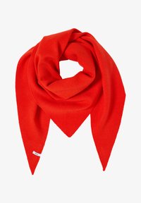 Bufanda triangular de punto de color rojo brillante, doblada con extremos puntiagudos, que incluye una pequeña etiqueta blanca en una de las puntas.