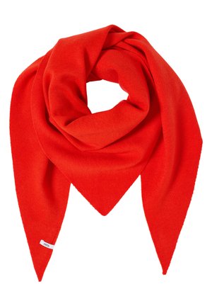 Jasnoczerwony trójkątny dzianinowy szalik złożony z ostrymi końcami, z małą białą metką na jednym wierzchołku.