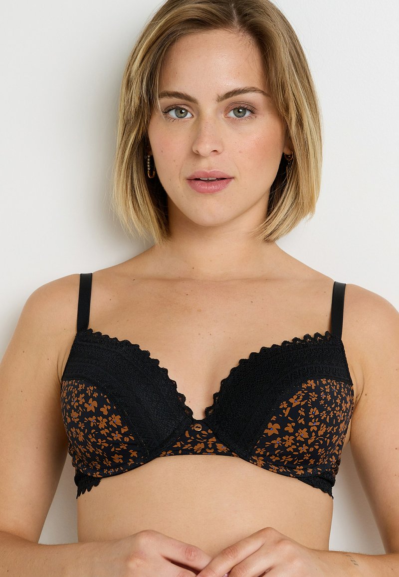 Soutien-gorge floral noir et brun avec des accents en dentelle, des bords festonnés et des bretelles réglables. Présente un décolleté plongeant et un bouton décoratif.