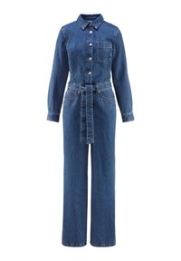 Langarm-Jeansoverall aus blauen Denim mit Knopfverschluss, Brusttasche, Taillengürtel und weitem Bein auf weißem Hintergrund.