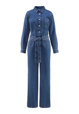 Langarm-Jeansoverall aus blauen Denim mit Knopfverschluss, Brusttasche, Taillengürtel und weitem Bein auf weißem Hintergrund.