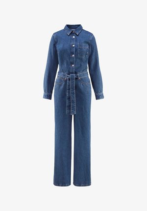 Overalls in denim blu con maniche lunghe, chiusura a bottoni, tasca sul petto, cintura in vita e pantaloni a gamba larga su sfondo bianco.