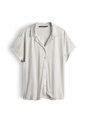 Kurzärmliges, hellbeiges Hemd mit Knopfleiste, Camp-Kragen, vier Knöpfen und weichem, glattem Stoff, der vor weißem Hintergrund hängt.