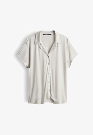 Kurzärmliges, hellbeiges Hemd mit Knopfleiste, Camp-Kragen, vier Knöpfen und weichem, glattem Stoff, der vor weißem Hintergrund hängt.