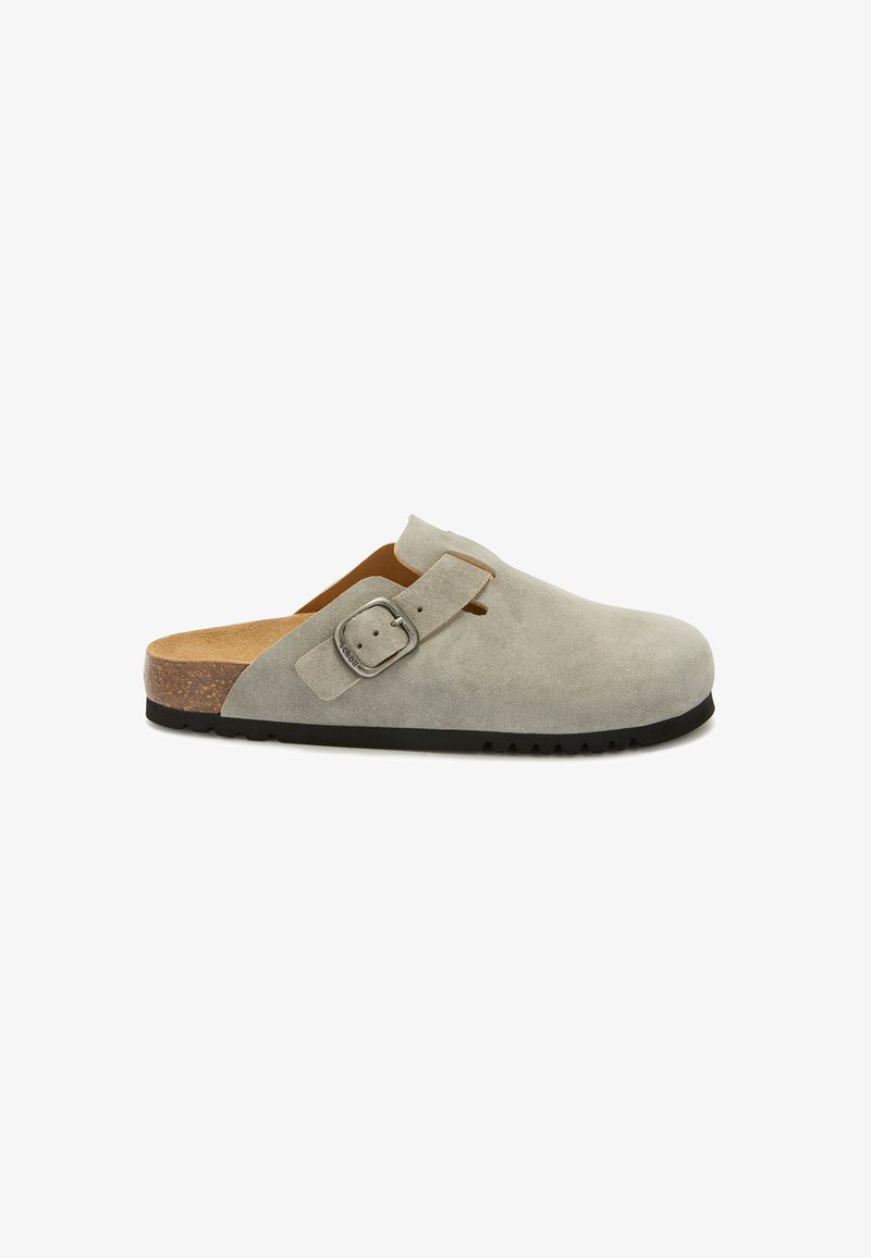 Šedá suede clogs s kulatou špičkou, nastavitelným páskem, korkovou stélkou a černou gumovou podrážkou. Minimalistický design bez viditelného loga.