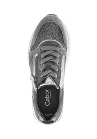 Grijze sneaker met een mix van suede en reflecterende materialen, veters en een zijrits. De binnenzool is gemarkeerd met "Gabor comfort."