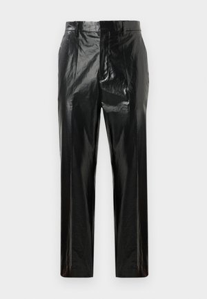 Pantalons en vinyle noir brillant à jambes droites, avec passants de ceinture, fermeture frontale dissimulée et détail de pli pressé.