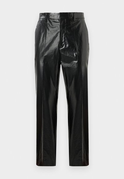 Svart högblank vinylbyxor med raka ben, bälteshällor, dold framfästning och pressade veck.