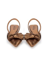 Pantofole slingback in bronzo con punta affusolata, tomaia metallica texturizzata e un evidente dettaglio a fiocco sulla parte anteriore.