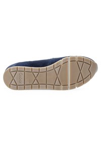 Marineblauwe sneaker met een gestructureerd suède bovenwerk en flexibele rubberen zool, met een geometrisch patroon en het merkje op de onderkant.