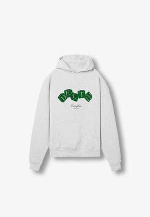 Lysegrå hættetrøje med grønne terninger, der staver "DELTA", og teksten "Fraternity House" nedenunder på brystet, med frontlomme og hætte.