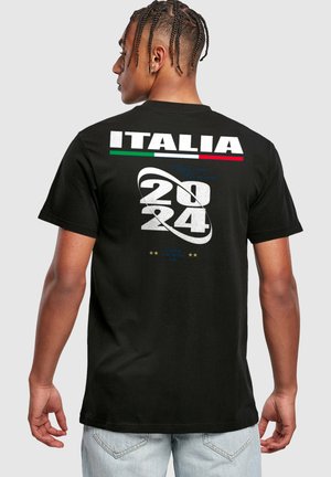 Čierne bavlnené tričko s grafikou "ITALIA" a "2024" v bielej farbe, s akcentami v zelenej a červenej farbe hore. Hladká textúra, krátke rukávy.