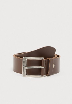 Ceinture en cuir marron avec boucle en métal argenté gravée "JACK & JONES", roulée contre un fond gris clair uni.