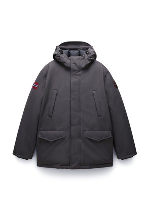 Graue isolierte Parka mit einer Kordelzugkapuze, zwei Fronttaschen und Logos auf dem Ärmel. Hat eine glatte Oberfläche und ein haltbares Gewebe.