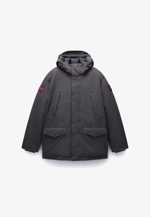 Grijze geïsoleerde parka met een koordcapuchon, twee voorzakken en logo patches op de mouw. Heeft een soepele textuur en duurzame stof.