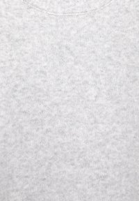 Pulover gri deschis cu un model texturat de tricot, având un gât rotund și un finisaj de țesătură neted. Design simplu și minimalist.