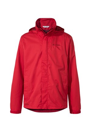 Rote wasserdichte Jacke mit Kapuze, Reißverschluss vorne, zwei Seitentaschen und einem Logo auf der Brust; glatte Textur, leichtes Material.