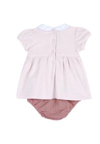 Robe rose clair avec des manches courtes, un col blanc et une fermeture à boutons au dos. Comprend un bloomer assorti en tissu texturé.