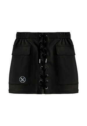 Minifalda negra con detalle de cordones en la parte delantera, dos grandes bolsillos delanteros, cintura elástica y un pequeño logo blanco redondo en el bolsillo izquierdo.