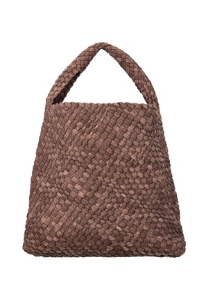 Brun vævet læderhåndtaske med et enkelt flettet håndtag og en trapezform på en hvid baggrund.