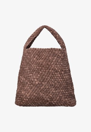 Brązowa pleciona skórzana torebka z pojedynczym plecionym uchwytem i trapezowym kształtem na białym tle.