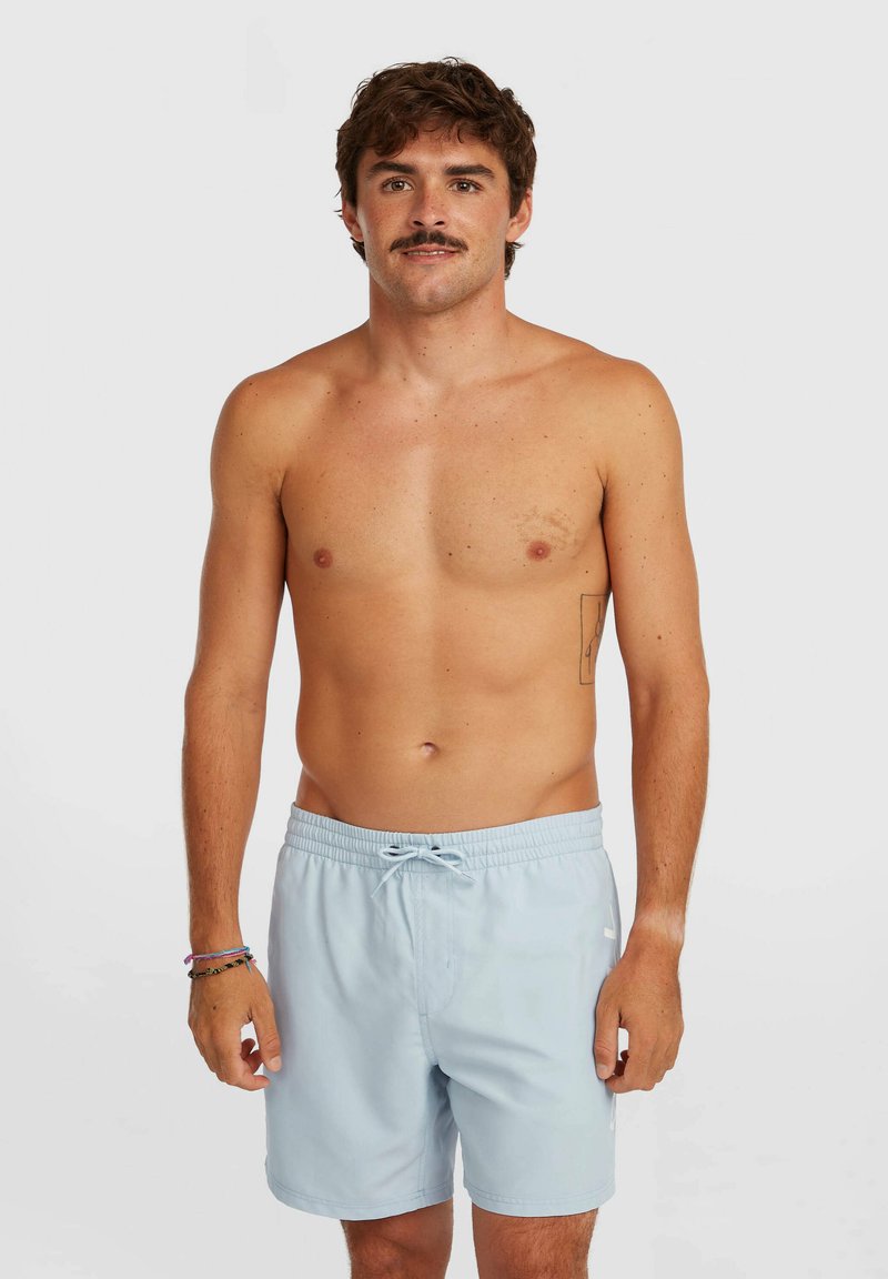 Hellblaue Badeshorts mit elastischem Bund, Kordelzug und Seitentaschen, mit glatter Textur und minimaler Markenkennzeichnung.