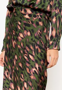 LolaLiza LEOPARD - Krilo A-kroja - bottle green