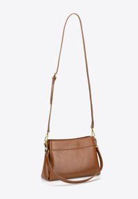 Brązowa skórzana torba na ramię o uporządkowanym kształcie, z regulowanym paskiem na ramię, złotymi detalami i teksturowanym wykończeniem.