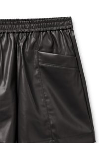 Černé šortky z umělé kůže s elastickým pasem, boční kapsou a hladkým povrchem. Obsahují elegantní design a jemný lesk.