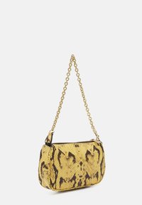 Torebka w żółto-czarny wzór węża, z łańcuszkiem, zamykana na zamek, o zaokrąglonym kształcie, z teksturowanego materiału i błyszczącym wykończeniem.