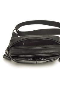 Bolso cruzado de piel negra con superficie texturizada, compartimentos con cremallera y correa ajustable, con detalles en acero inoxidable.