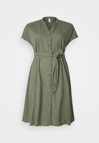 Oliwkowa sukienka do kolan, z krótkim rękawem, z kołnierzykiem, zapinana na guziki z przodu, z materiałowym paskiem w talii. Miękka tekstura.
