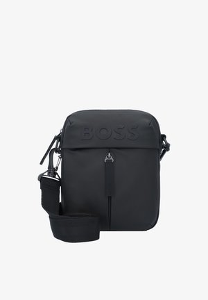 Borsa a tracolla nera realizzata in materiale sintetico liscia. Caratterizzata da logo impresso, chiusura con zip e manico regolabile. Forma rettangolare compatta.