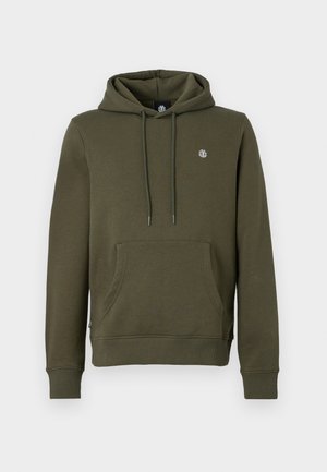 Olivenfarbene Kapuzenpullover aus weichem Baumwollgemisch. Verfügt über eine vordere Kängurutasche und gerippte Bündchen, mit einem kleinen Logo auf der Brust.