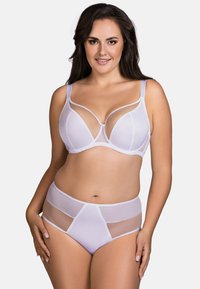 Soutien-gorge semi-transparent violet clair avec des accents géométriques et des bretelles réglables, assorti à une culotte taille haute avec des panneaux transparents.