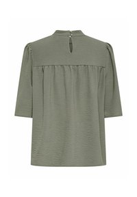 Blouse verte texturée avec manches trois-quarts, empiècement froncé au dos, et fermeture de col par deux boutons.