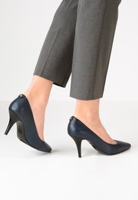 MICHAEL Michael Kors Klassiska pumps - dark blue