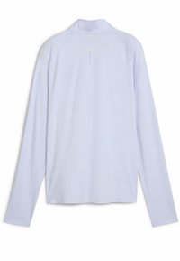 Chemise à manches longues bleu clair avec un col montant, texture lisse et détails subtils à l'arrière. Présente un ourlet arrondi et des manches raglan.