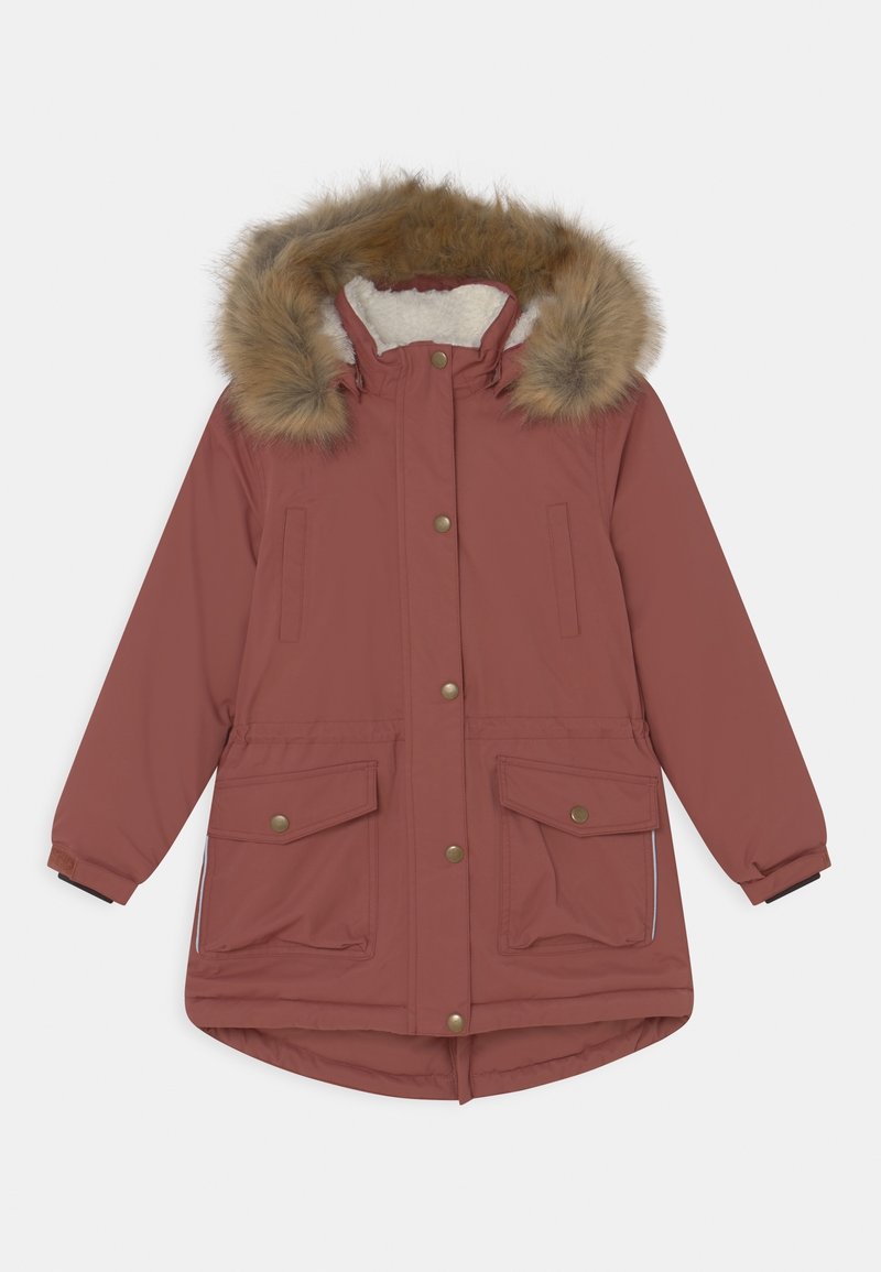 Parka imperméable couleur bordeaux avec capuche doublée de fausse fourrure, deux poches avant, boutons-pression, et poignets ajustables ; intérieur en polaire pour la chaleur.