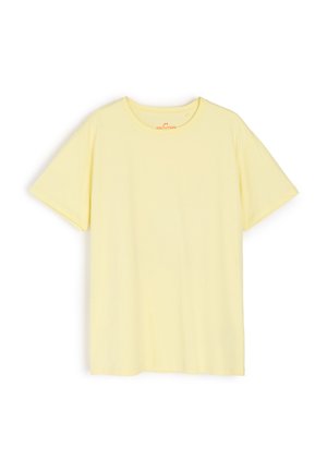 Żółta koszulka z krótkim rękawem, wykonana z miękkiego materiału, z okrągłym dekoltem i prostym, nieozdobionym wzornictwem, bez wzorów ani grafik.