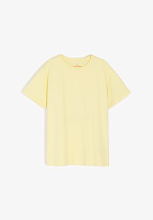 Żółta koszulka z krótkim rękawem, wykonana z miękkiego materiału, z okrągłym dekoltem i prostym, nieozdobionym wzornictwem, bez wzorów ani grafik.