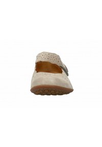 Zapato de tela perforada color beige con suela de goma plana, punta redonda y correa ajustable que presenta un acento decorativo en forma de hebilla.