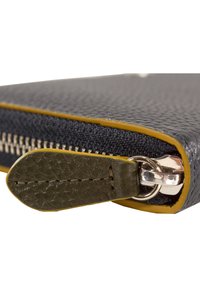 Braun Büffel ELIN - Wallet - grau