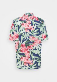 Chemise à manches courtes avec motif feuilles vertes et fleurs roses sur fond bleu foncé, vue de dos.