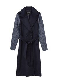 Cappotto trench blu scuro con colletto a risvoltini, bottoni doppi e maniche in maglia testurizzata. Presenta un punto vita con cinturino e tasche laterali.