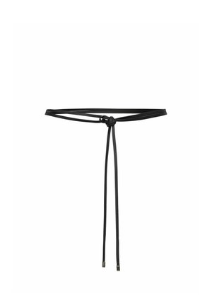 Tynd sort læderbælte bundet i en enkel knude med to lange ender hængende ned mod hvid baggrund.