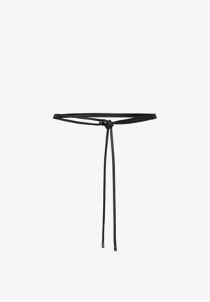 Ceinture fine en cuir noir à nouer, attachée par un nœud simple avec deux longues extrémités pendent contre un fond blanc.