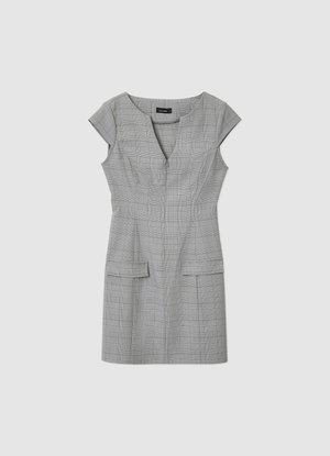 Graues kariertes Kleid mit V-Ausschnitt, kurzen Kappenärmeln, tailliertem Oberteil und zwei aufgesetzten Taschen vorn. Hergestellt aus glattem Stoff.